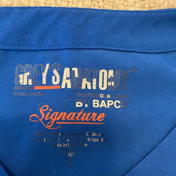 Greys anatomy scrub top - Picture 3 of 3